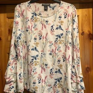 White Floral Ruffle Sleeve Top 😍💐